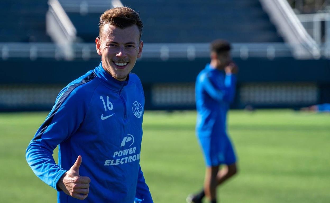 Javi Vázquez con la equipación del Ibiza