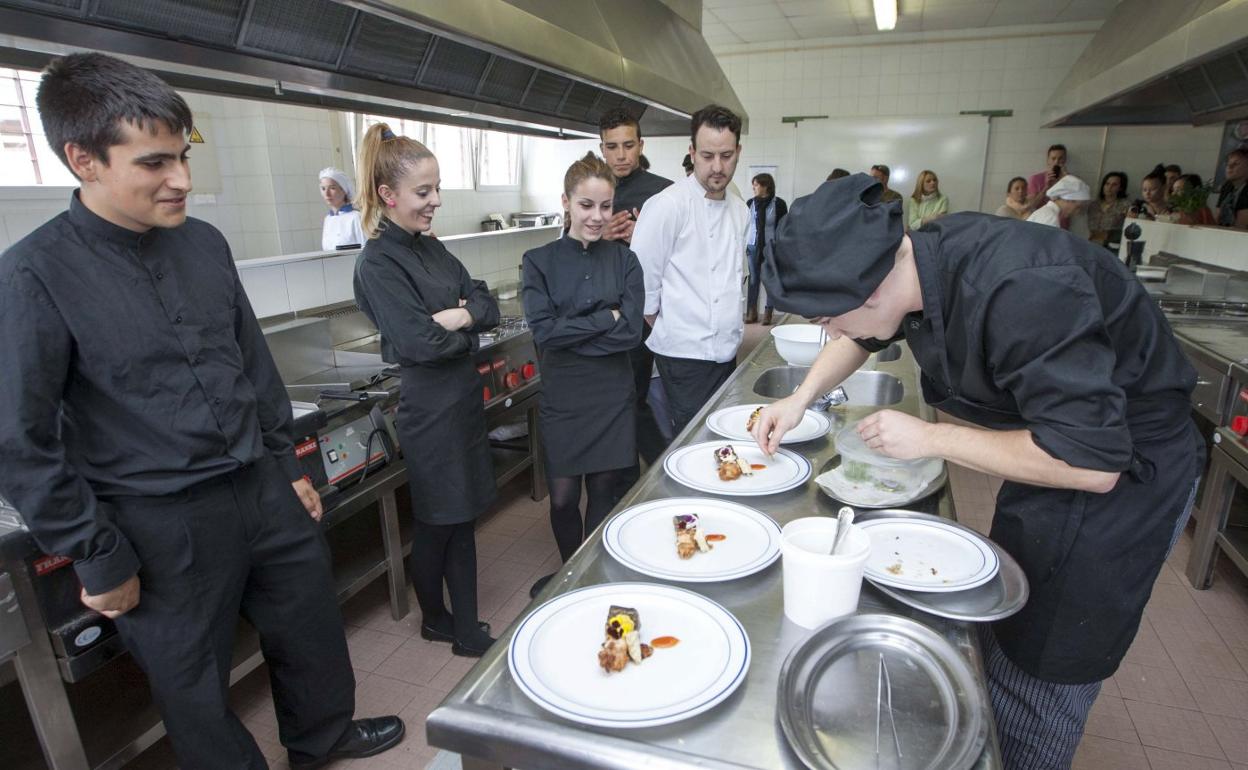 Javier Alonso, ganador de la segunda edición en 2014, en las cocinas de Peñacastillo. 