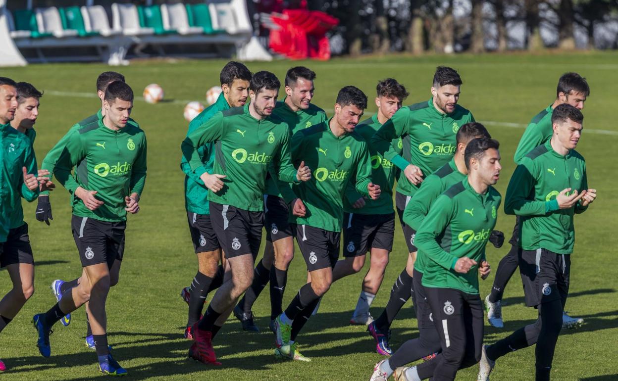 La primera plantilla vediblanca, ayer mientras se ejercita en el campo Santi Gutiérrez Calle de las Instalaciones Nando Yosu. sane