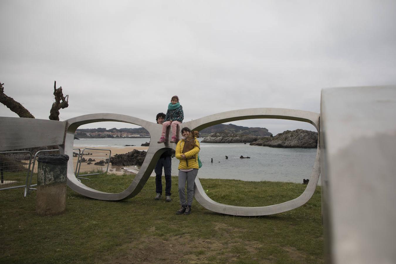 Este viernes ya había gente haciéndose fotos con las gafas en la Playa de Ris.