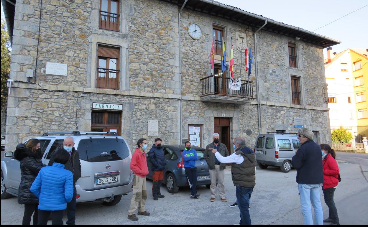 Una decena de vecinos acudieron a la convocatoria. 