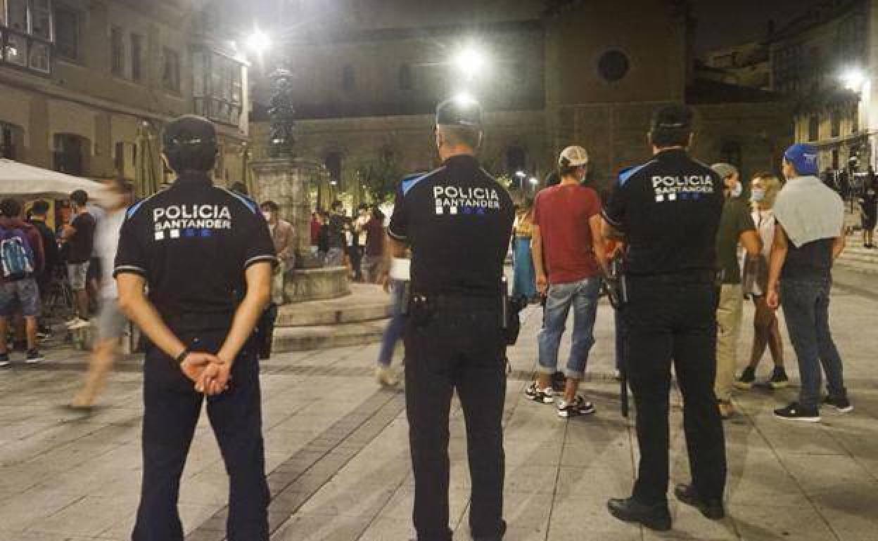 Imagen de archivo de la Policía Local en la plaza Cañadio controlando que se cumplían las medidas contra el covid