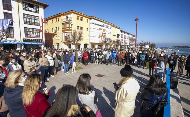 Concentración en apoyo a la edil de Cs destituida por el equipo de Gobierno de San Vicente