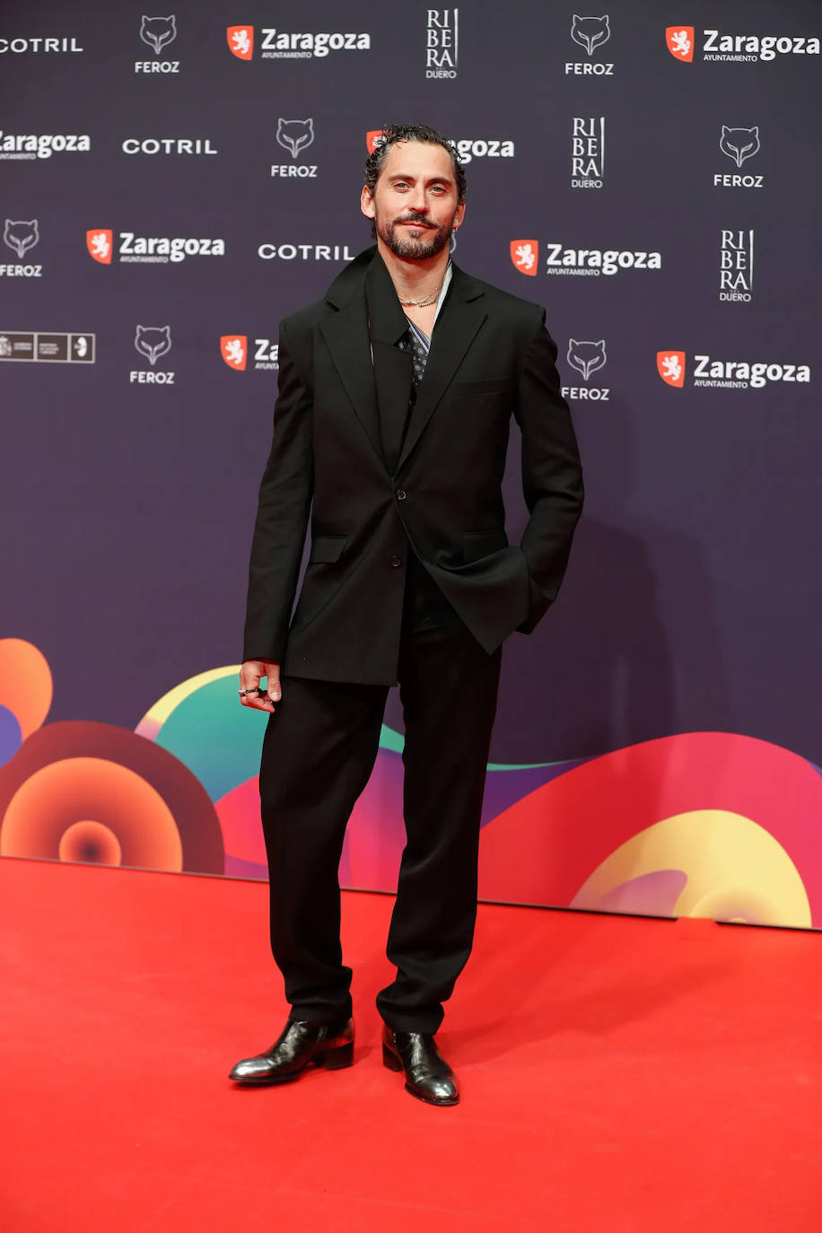 Paco León. El actor y director siempre es de mis favoritos en alfombra roja. Esta vez eligió un traje de chaqueta en color negro de Y/Proyect, al que sumó joyas de Cartier. 