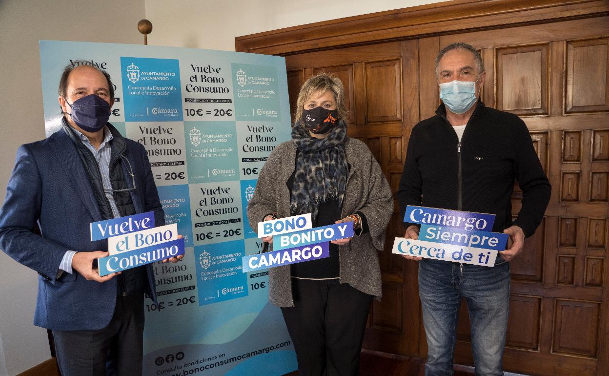 De izquierda a derecha, el presidente de la Cámara de Comercio de Cantabria, Modesto Piñeiro, la alcaldesa de Camargo, Esther Bolado, y el concejal de Desarrollo Local, Eugenio Gómez, este lunes, durante la presentación de la iniciativa.
