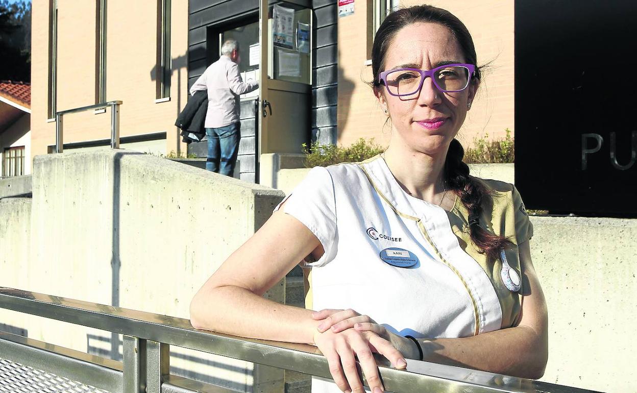 La enfermera Nahikari Gutiérrez, a la entrada de la residencia Colisee Puente Viesgo. 