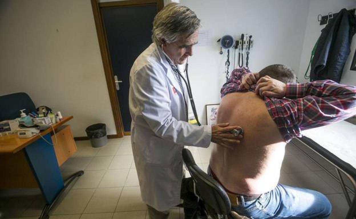 Un médico del SCS pasa consulta a un paciente. 