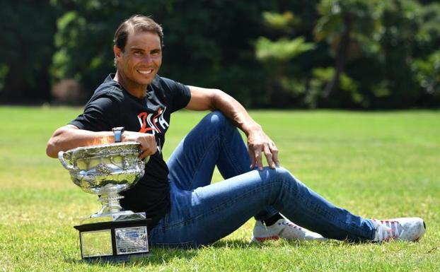 Rafa Nadal posa en Melbourne con el trofeo al campeón del Abierto de Australia. 