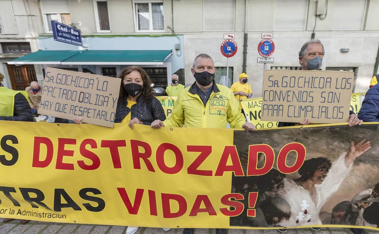 En el centro, de amarillo, Antonio Vilela, presidente de AMA.