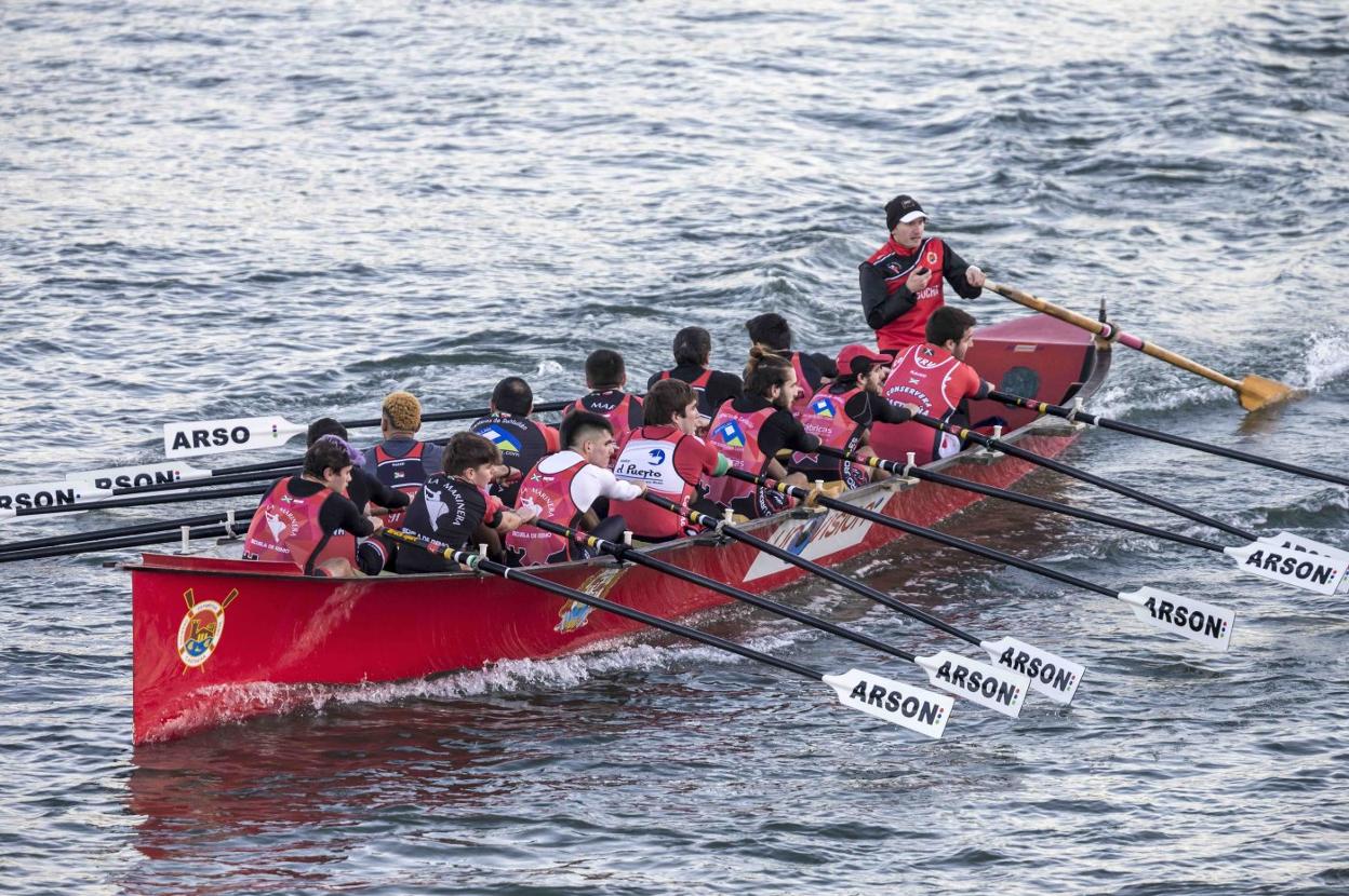 La trainera de Castro, en el primer descenso Memorial Aurora Trueba, que se celebró el 22 de enero. roberto ruiz