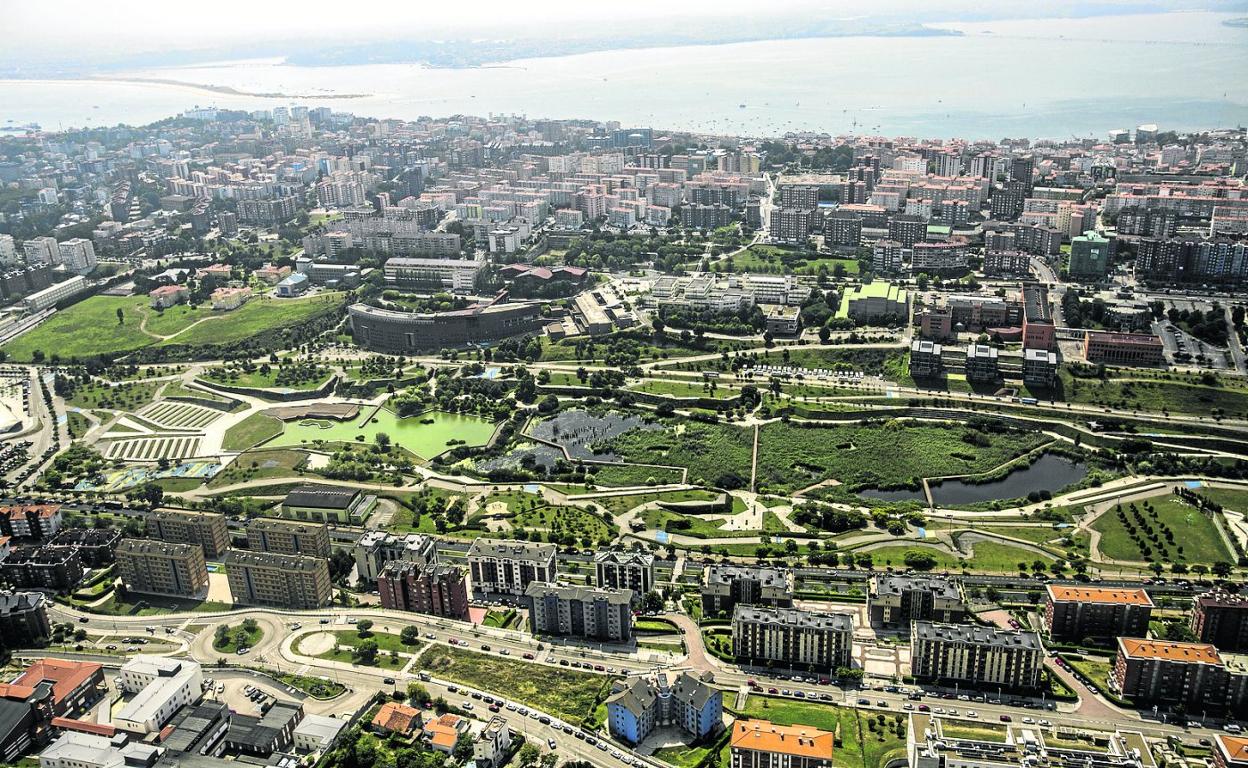 Vista aérea del parque de Las Llamas y de la zona de las facultades de la Universidad de Cantabria, en Santander. 