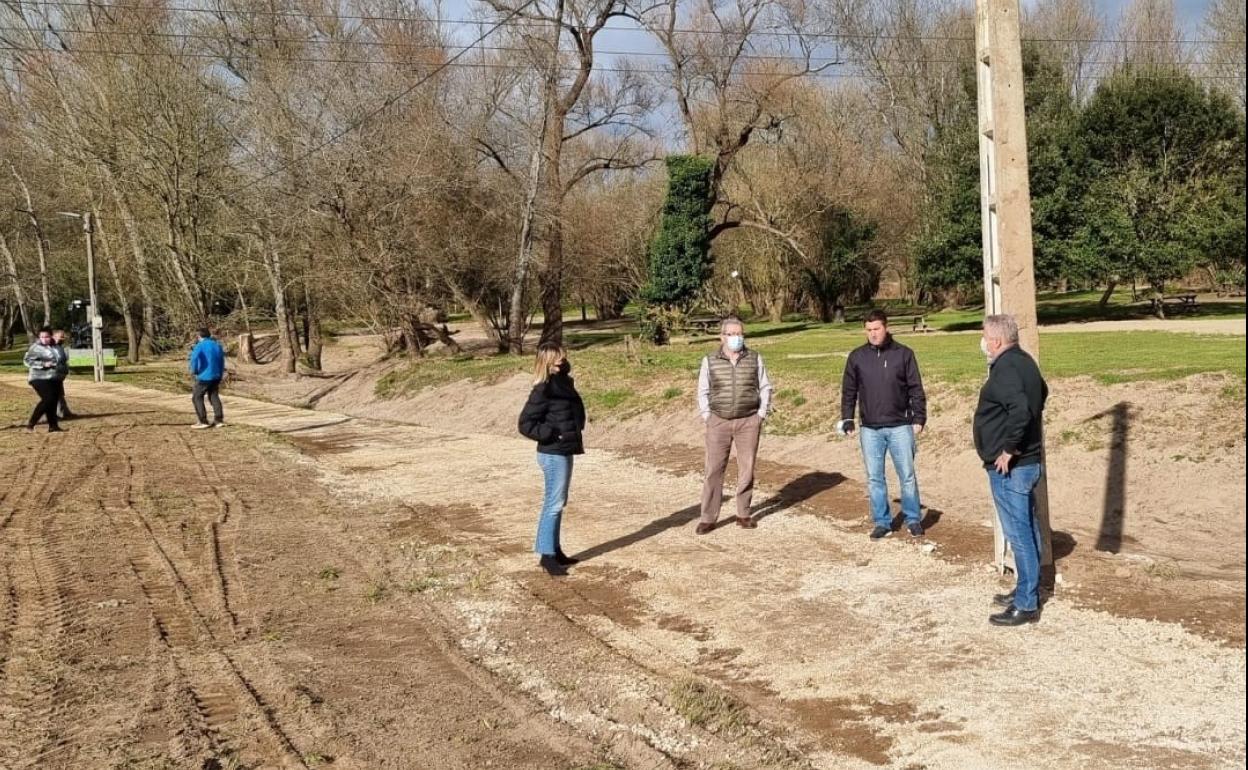 La alcaldesa de Piélagos, Verónica Samperio, visitó la zona donde se están llevando a cabo las obras, acompañada de varios concejales de la Corporación municipal. 