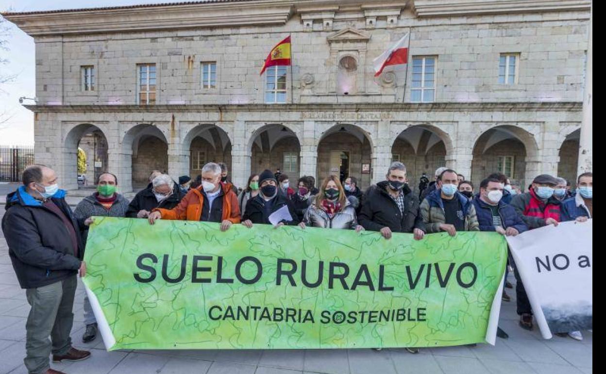 Los miembros del colectivo se han concentrado frente al Parlamento de Cantabria 