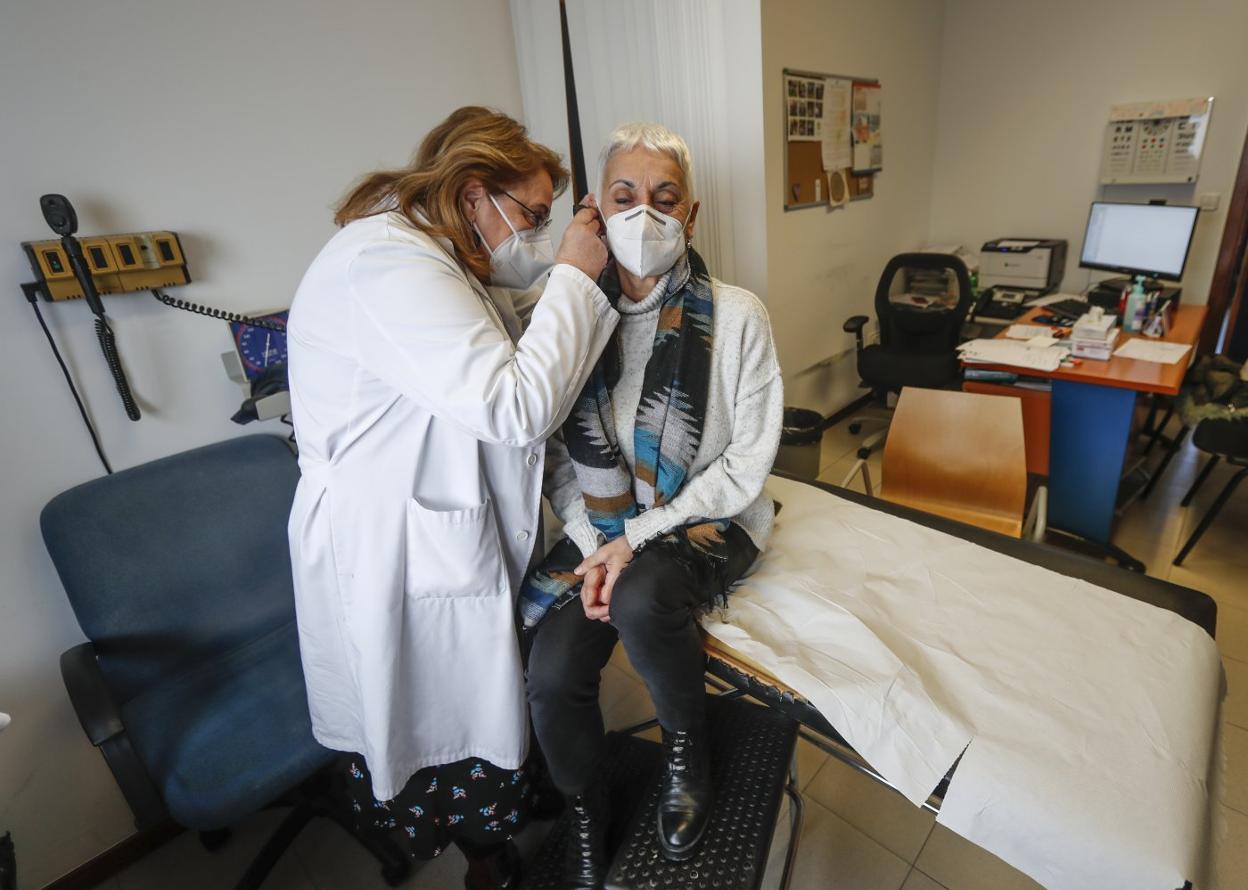 La doctora Nieves Fernández atiende a una paciente de forma presencial, en el centro de salud de Puertochico, en Santander. 