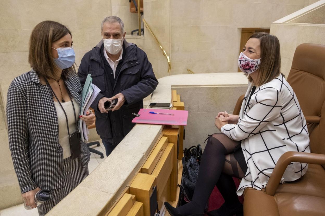 Paula Fernández (PRC) charla con María Sánchez (PSOE), en presencia de Rafael Pini, en una imagen de archivo en el Parlamento. 