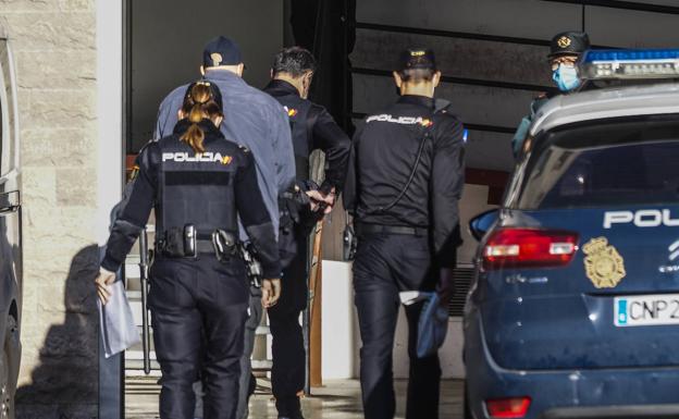 El detenido, entrando a declarar esta mañana.