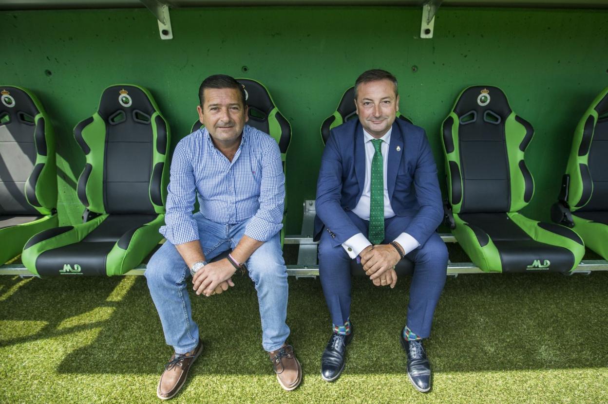 Los propietarios del Racing, Pedro Ortiz y Alfredo Pérez, en el banquillo de los Campos de Sport. 