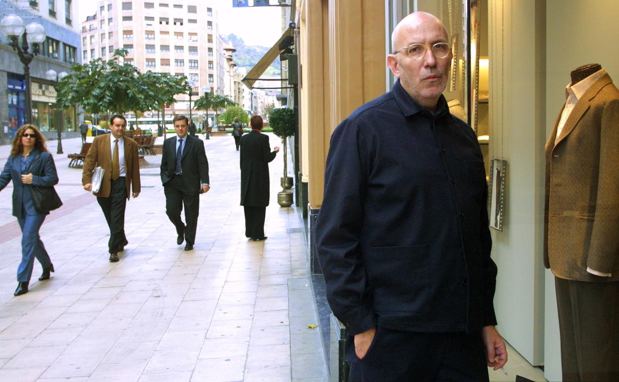 Antonio Miró, diseñador español, posa a la entrada de su tienda en Bilbao.