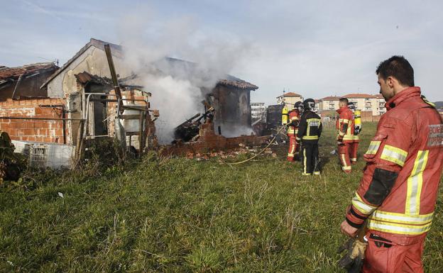 Un incendio destruye una casa en Sierrapando