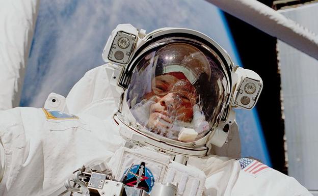 Michael López-Alegría, durante un paseo espacial en octubre de 2000.