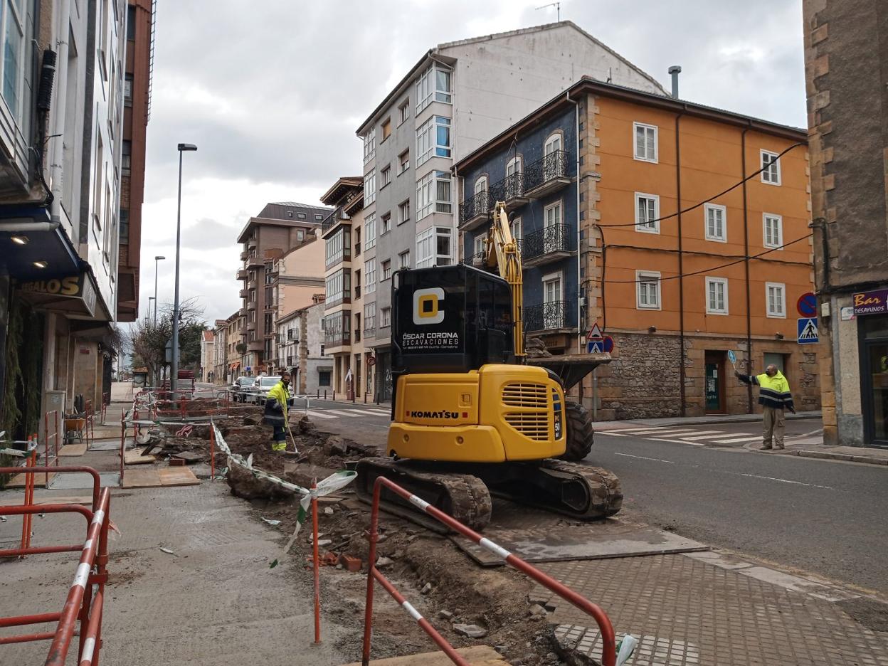 Trabajos de la segunda fase de mejora de la Avenida del Puente del Carlos III que se está ejecutando en la actualidad. 