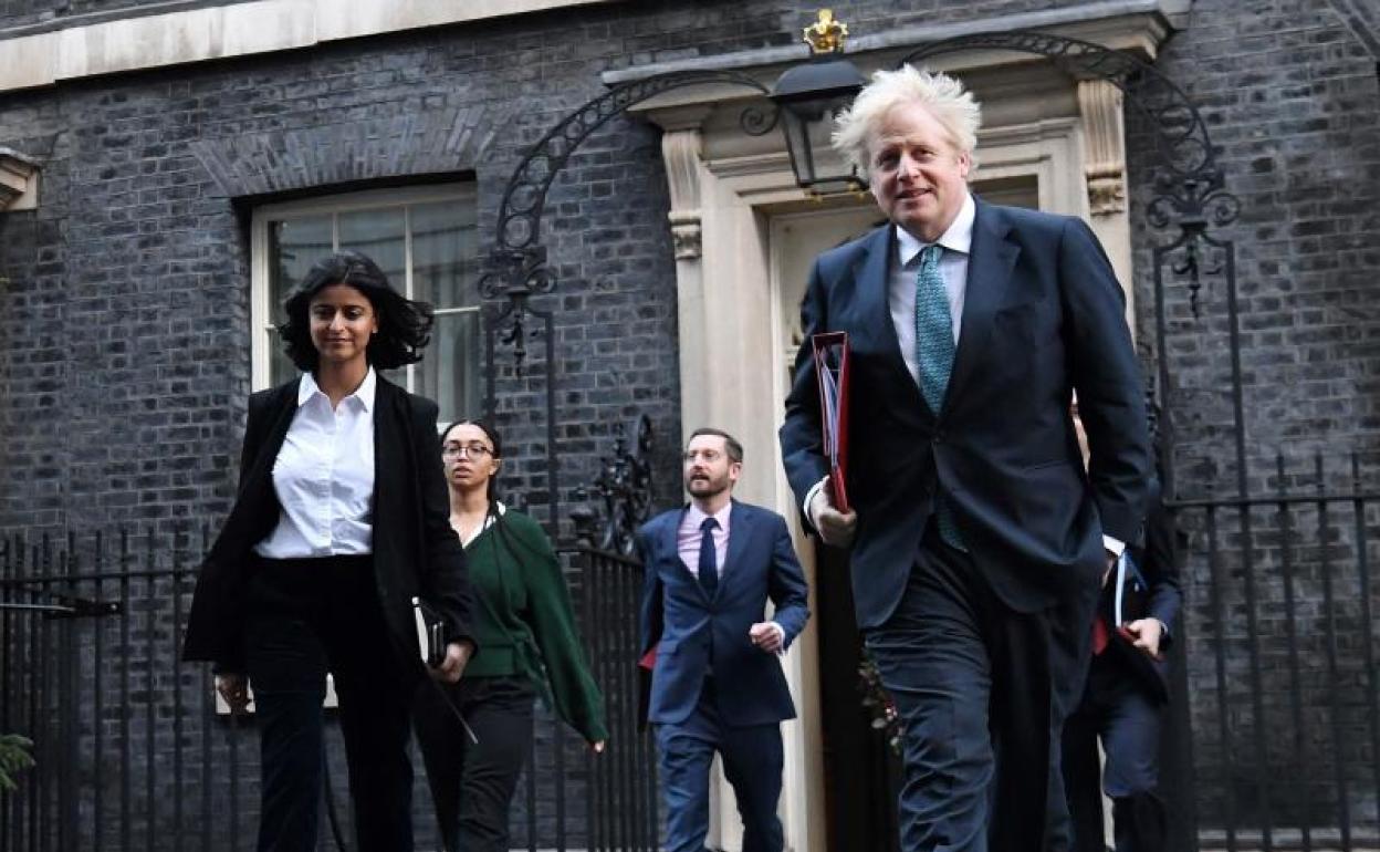 Munira Mirza, a la izquierda, junto a Boris Johnson en Downing Street. 