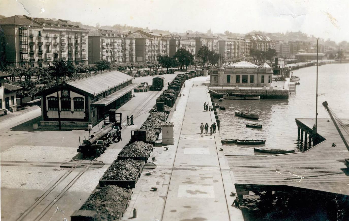 Vagones de brea parados entre los muelles Calderón y Maura (1939).