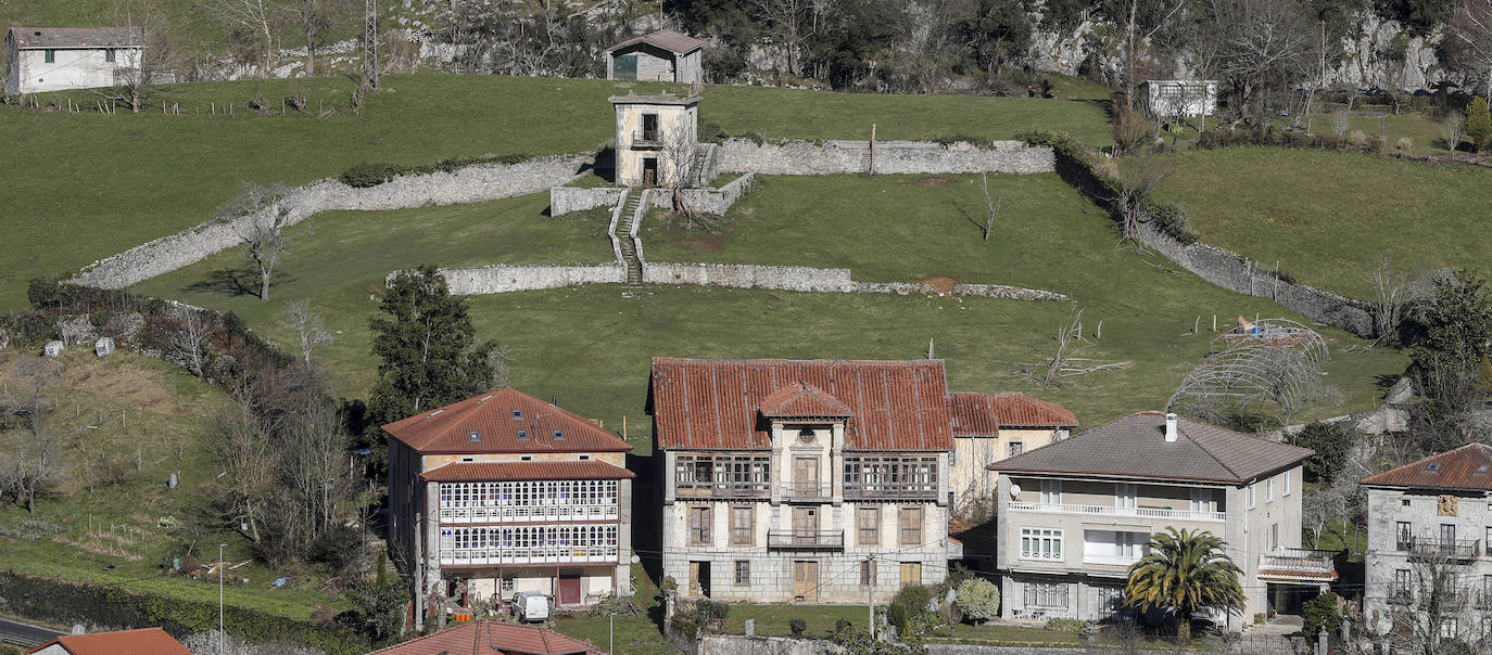 En pleno centro del pueblo se encuentra esta finca de más de 6.300 metros cuadrados. Un espacio que el Ayuntamiento pretendía ceder a la Fundación Asilo Sixto Ortiz para la construcción de una moderna residencia de mayores. Pero todo ese proyecto se ha paralizado cuando se ha dado a conocer que la Iglesia ha registrado la finca a su nombre