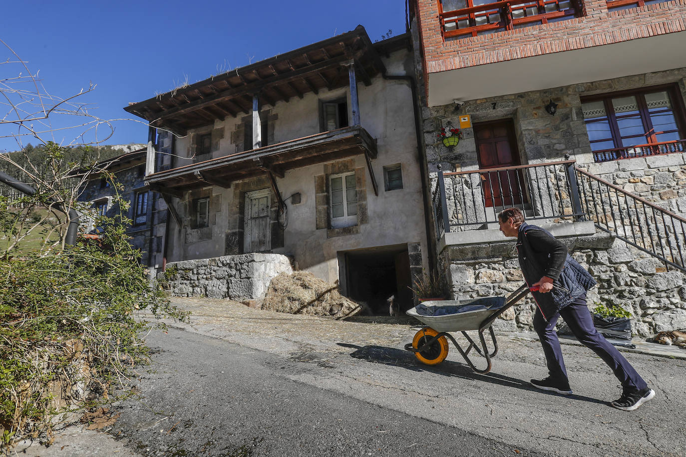 En Bustablado hay una casa de dos pisos más sótano justo frente a la iglesia del pueblo. Fue, antaño, la antigua casa del cura; pero ahora está vacía y no tiene ningún uso. Pero el obispado corrió hace unos años para matricularla a su nombre. Los vecinos reclaman la propiedad pública para dotarle de un uso comunitario