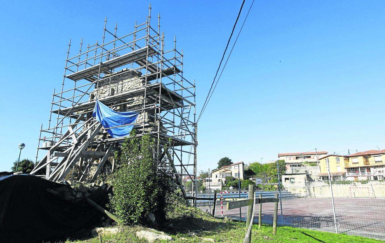 Un andamio rodea el lienzo de la torre que permanece en pie durante la realización de las obras. 