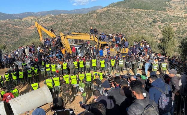 Varias decenas de personas participaron en las tareas de localización y rescate del pequeño fallecido.