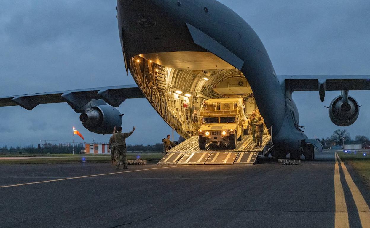 Tareas de desembarque de tropas estadounidenses del avión llegado este sábado a a la ciudad polaca de Jasionka.