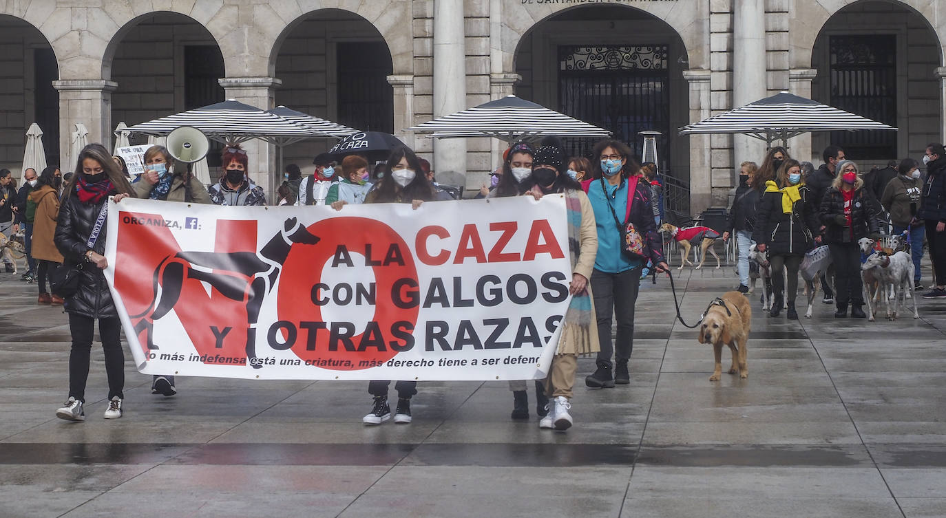 Fotos: Manifestación en Santander para pedir la protección de los canes utilizados en la caza y poner fin a la actividad