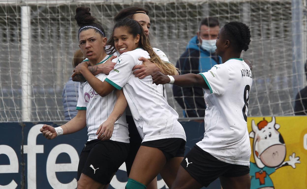 Celebración de las racinguistas tras uno de los goles.