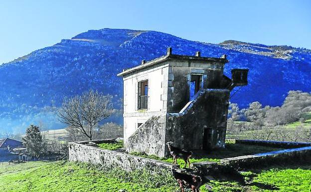 Imagen. La finca del asilo. En pleno centro del pueblo se encuentra esta finca de más de 6.300 metros cuadrados. Un espacio que el Ayuntamiento pretendía ceder a la Fundación Asilo Sixto Ortiz para la construcción de una moderna residencia de mayores. Pero todo ese proyecto se ha paralizado cuando se ha dado a conocer que la Iglesia ha registrado la finca a su nombre. 