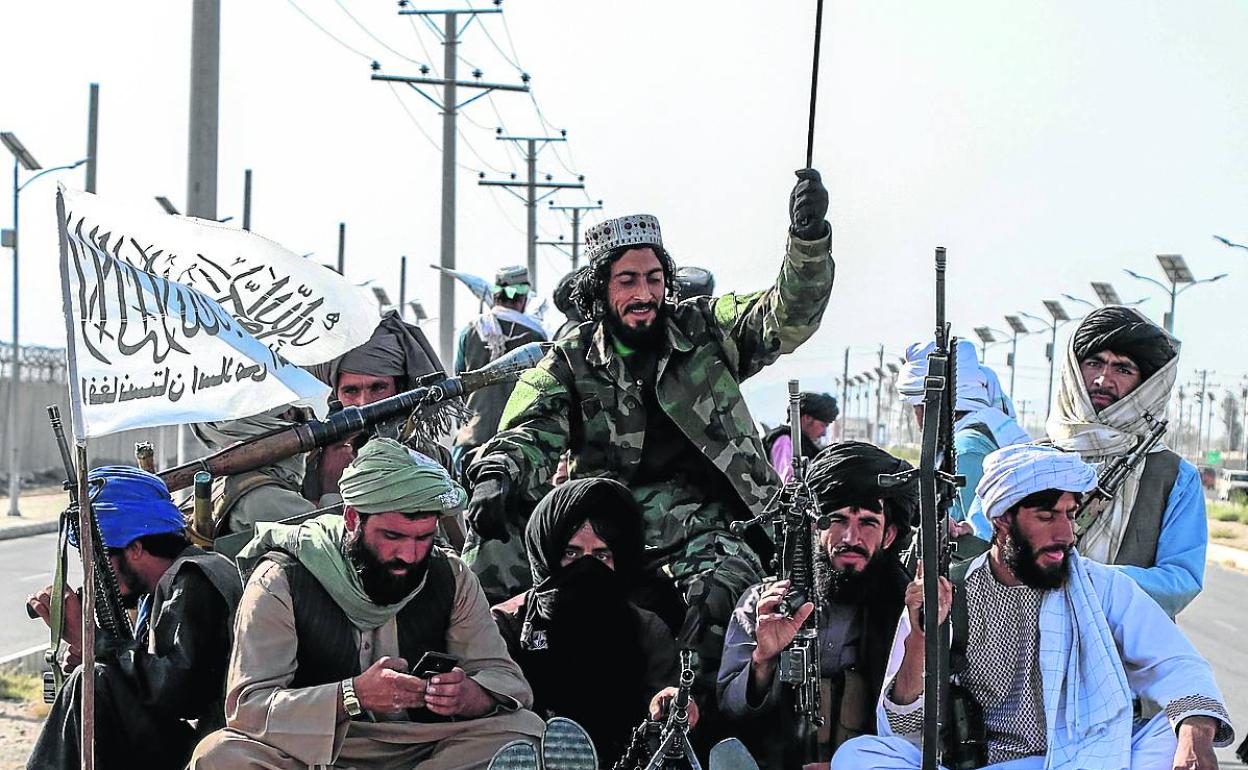 Milicianos talibanes celebran la marcha de las fuerzas estadounidenses de Kandahar. 