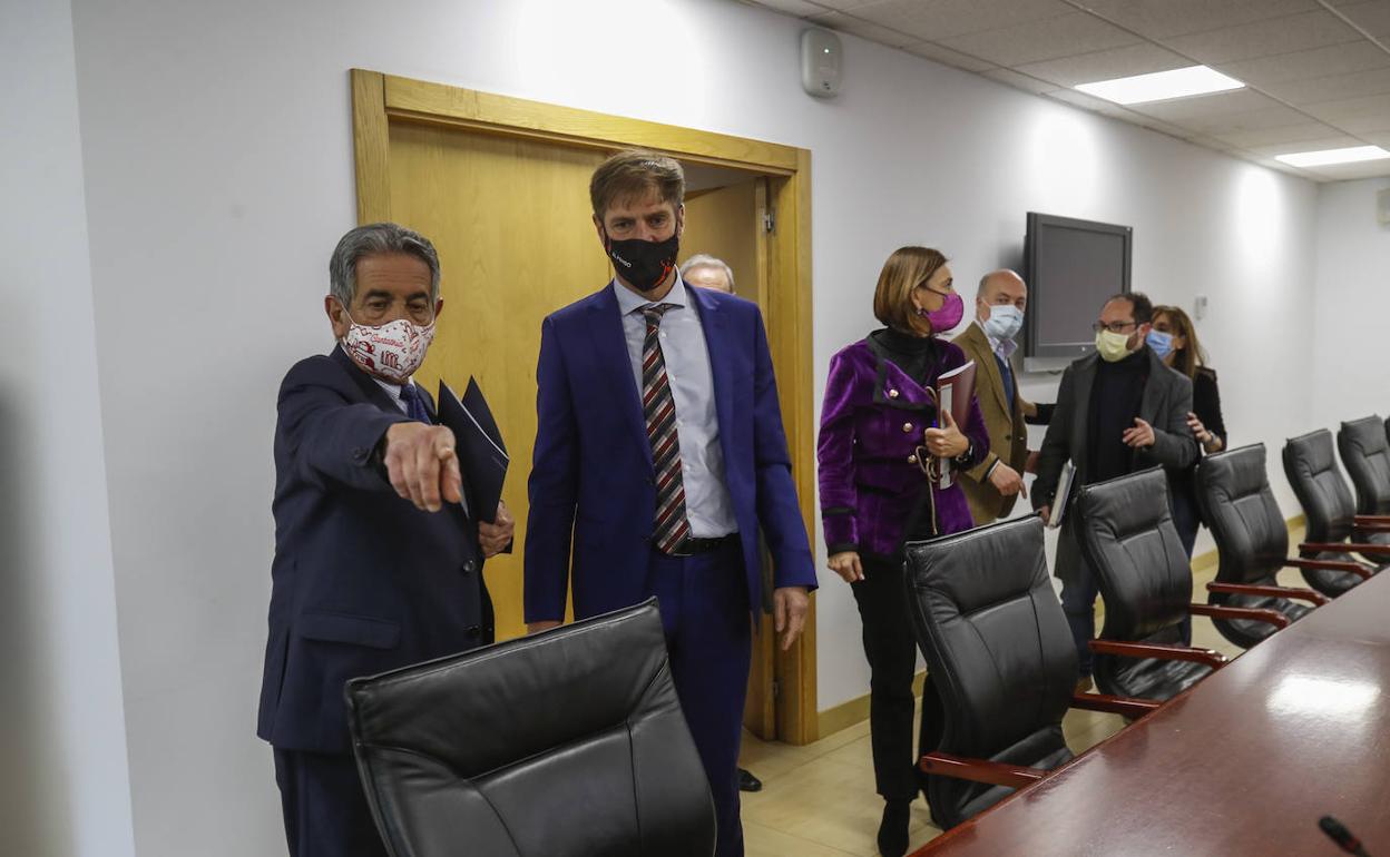 Revilla y Conde, a su llegada a la sala donde se ha celebrado el encuentro.