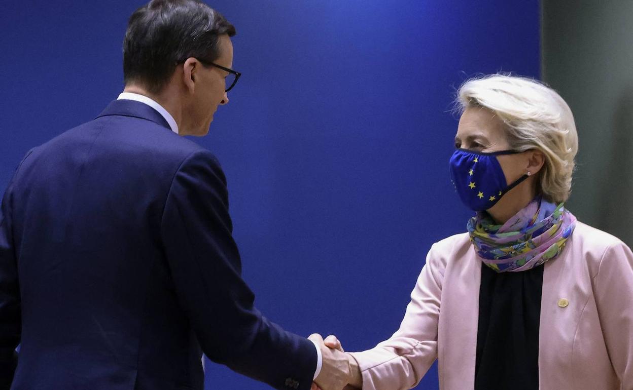 Mateusz Morawiecki y Ursula Von der Leyen, durante un encuentro el año pasado.