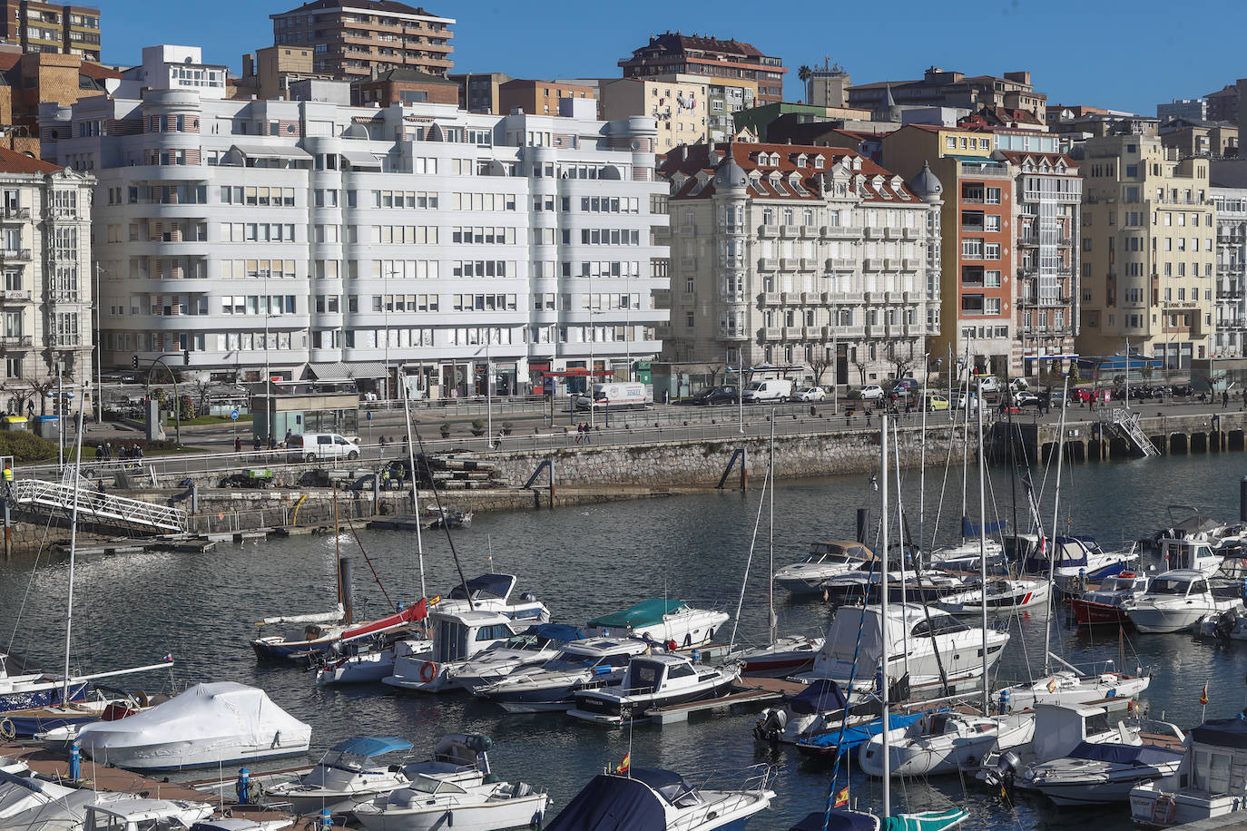 Las obras implicarán la instalación de pilares a los que irán sujetos los nuevos pantalanes flotantes, la eliminación de trenes de fondeo y de estructuras sumergidas