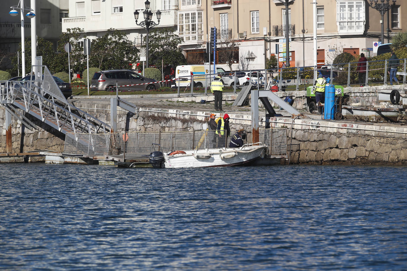 Bajo el agua existe toda una maraña de cabos y cadenas con las que los pantalanes se mantenían a flote.