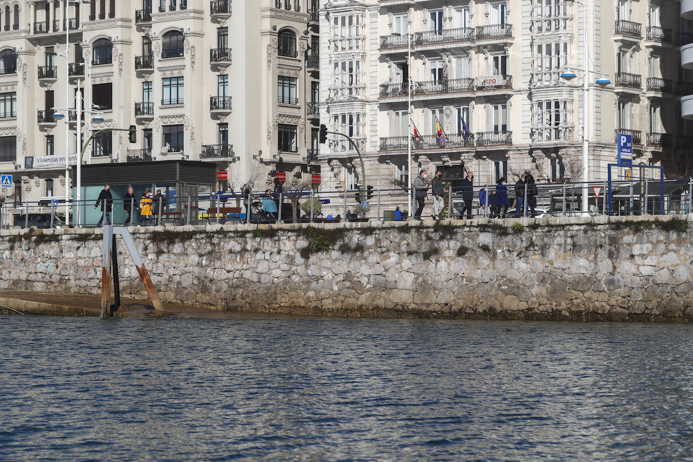 Puertochico amanecía ayer con una estampa diferente: sin pantalanes ni barcos en su lado norte, el que da a Castelar. 