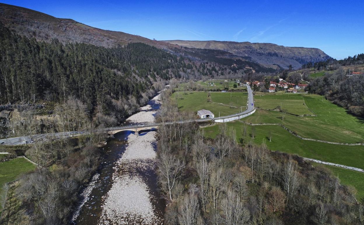 El escaso caudal del río Saja, este pasado martes, a su paso por Sopeña.