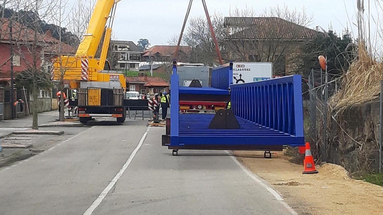 Trabajos de instalación de la pasarela ejecutados este lunes. 