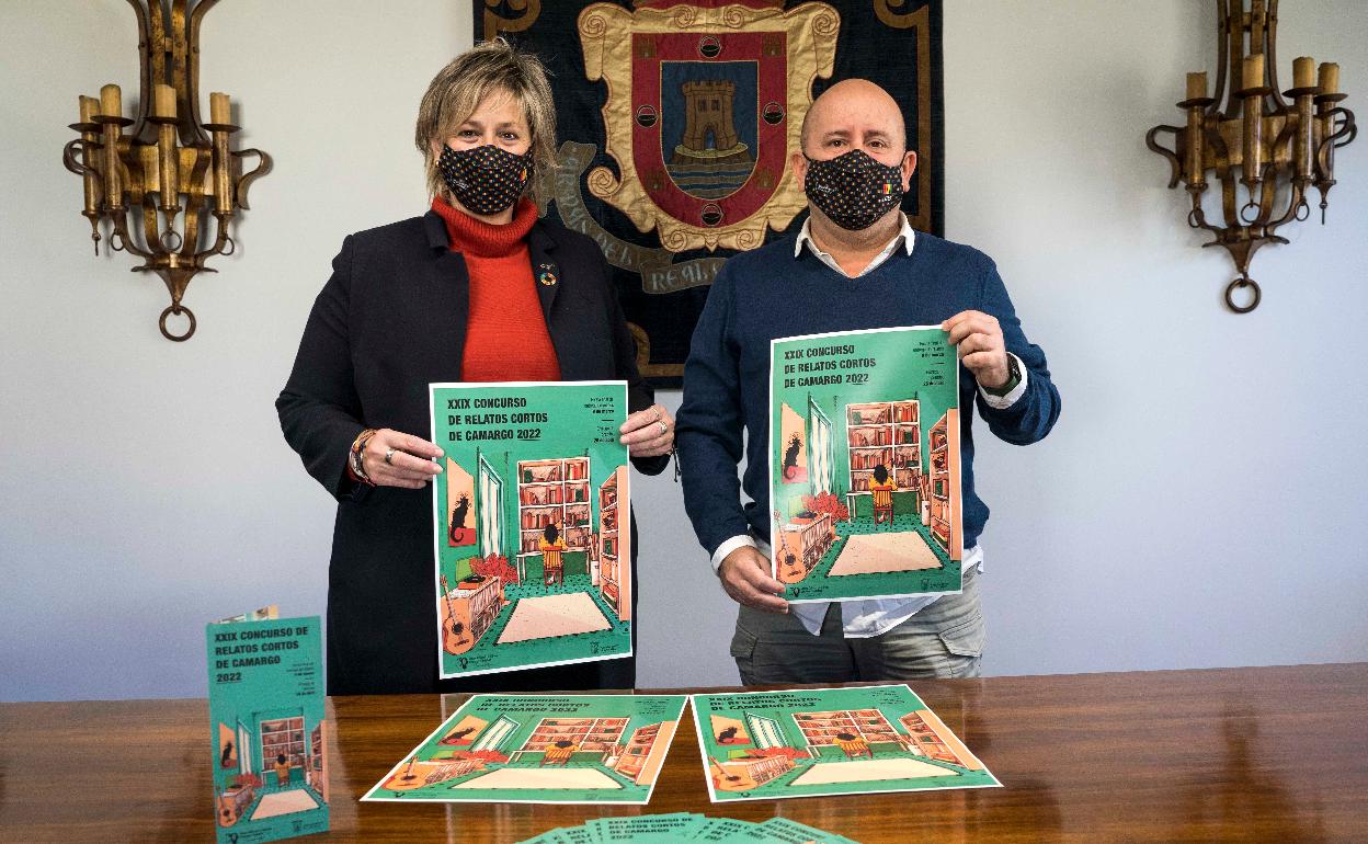 La alcaldesa de Camargo, Esther Bolado, y el concejal de Cultura, José Salmón, posan con el cartel del certamen, este miércoles, en el Ayuntamiento.