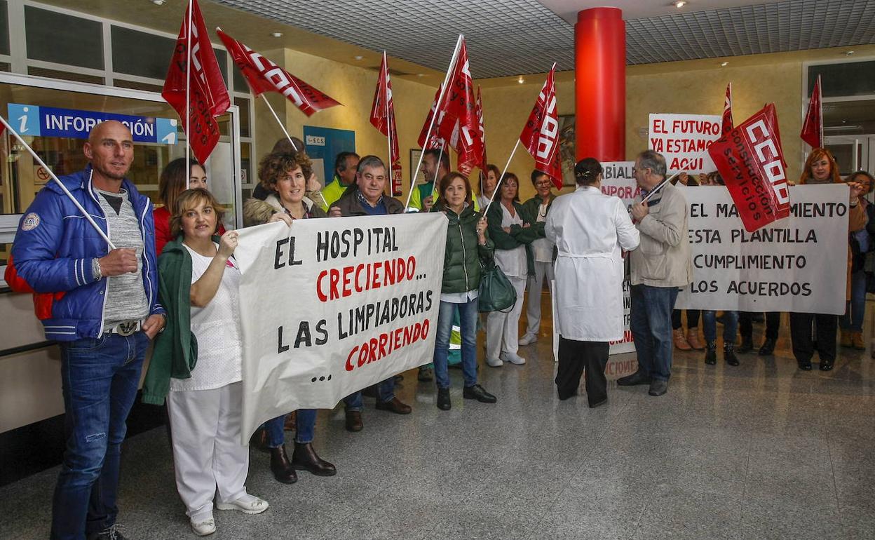 Imagen de archivo de otras movilizaciones del servicio de limpieza de Sierrallana en 2017.