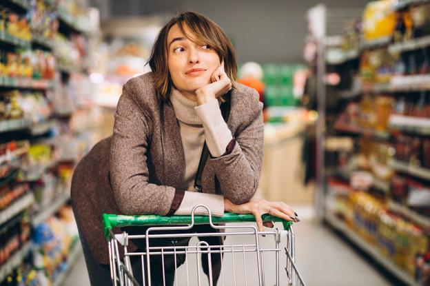 Mujer en el momento compra en el súper.