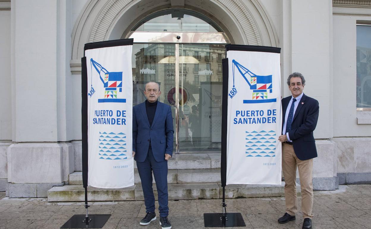 Marcano (izquierda) y Martín (derecha), posan junto al logo de la conmemoración.