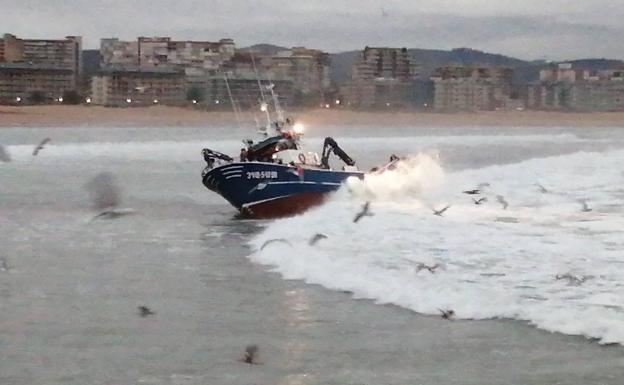 El barco estuvo más de cuatro horas totalmente inclinado en la playa La Salvé.