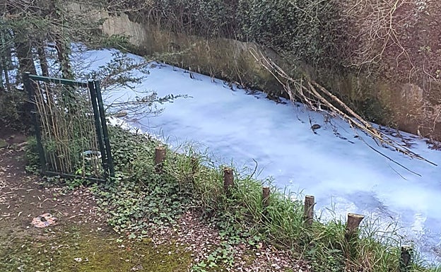 Una vista del color que presentaba este jueves por la tarde el arroyo Otero, justo en la frontera entre Camargo y Bezana.