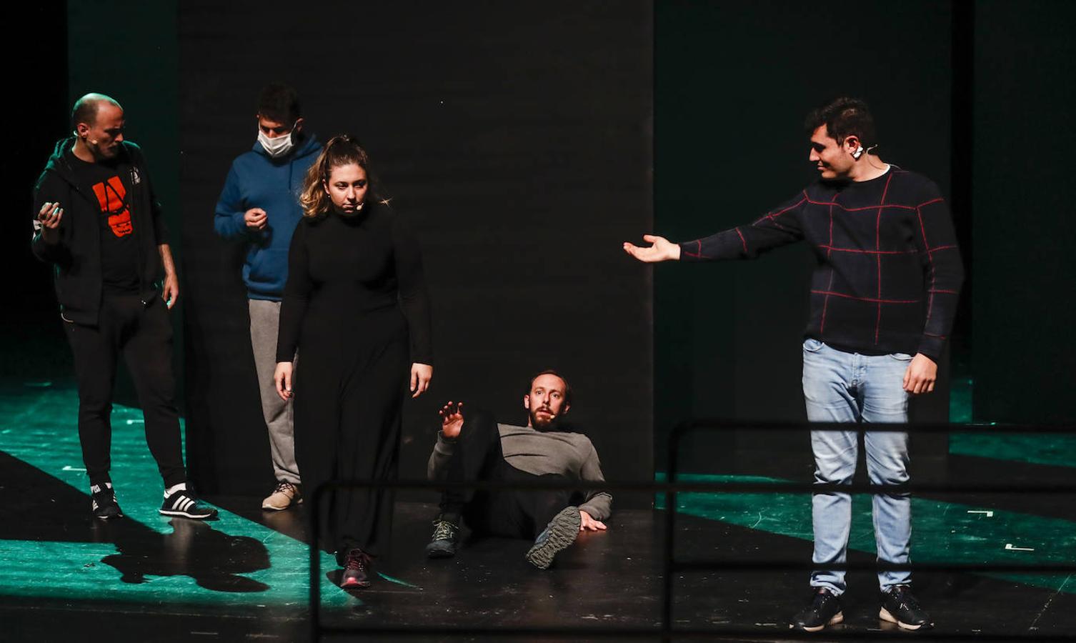 Tras semanas de ensayos por separado, músicos, actores y solistas pisaron por primera vez el escenario